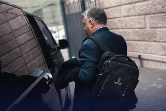 Megmutatta Orbán Viktor az új, katari vb-re készült hátizsákját