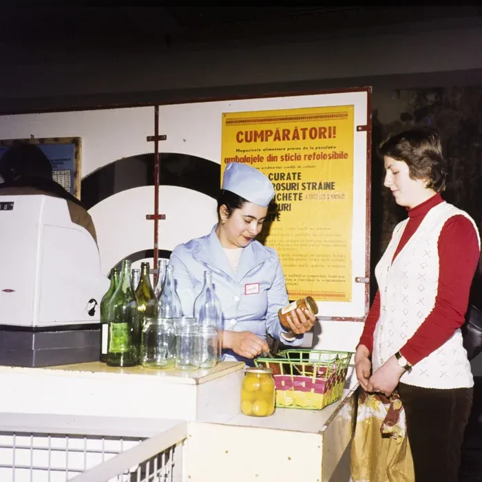 Az üvegek és befőttesüvegek visszaváltását népszerűsítő reklámfotó, 1982 – Fotó: Dolgozó Nő / Minerva Archívum