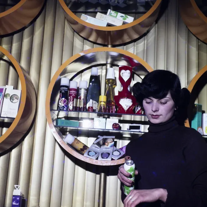 Rádió és kozmetikai termékek, 1981 – Fotó: Dolgozó Nő / Minerva Archívum