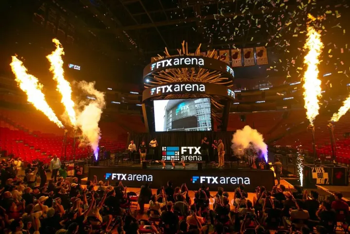 Sam Bankman-Fried, az FTX vezérigazgatója, Eric Woolworth, a Heat üzleti ügyekért felelős elnöke, Eric Woolworth, Daniella Levine Cava Miami-Dade megye polgármestere, Bam Adebayo és Udonis Haslem Heat-játékosok a sajtótájékoztatón, amelyen hivatalosan is bejelentették, hogy a Miami Heats új otthona az FTX Arena lesz, a floridai Miami belvárosában, 2021. június 4-én – Fotó: Matias J. Ocner / Miami Herald / Tribune News Service / Getty Images
