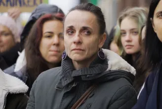 A takarítónő hozta a levelet, amiből megtudtuk, hogy kirúgtak