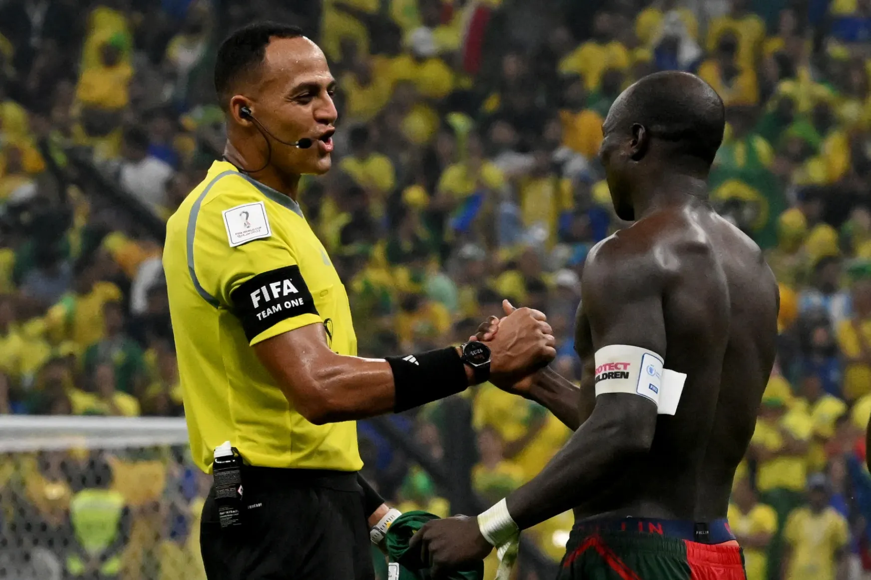 Az őt kiállító bíró is lepacsizott a brazilok elleni vezető gólját mez nélkül ünneplő kameruni csatárral