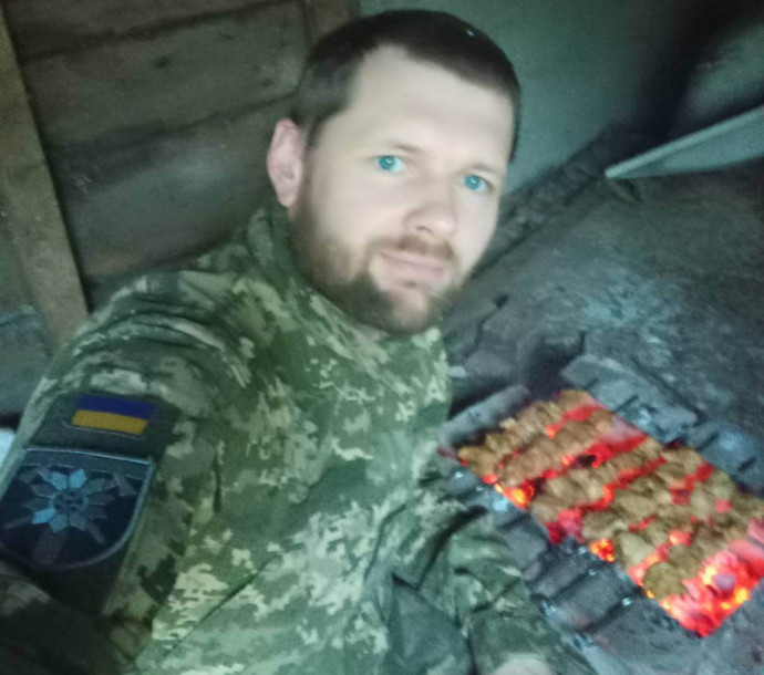 Viktor ételkészítés közben.