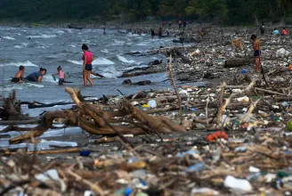 Két év múlva kötelező nemzetközi jogszabály jöhet a műanyagszennyezés ellen