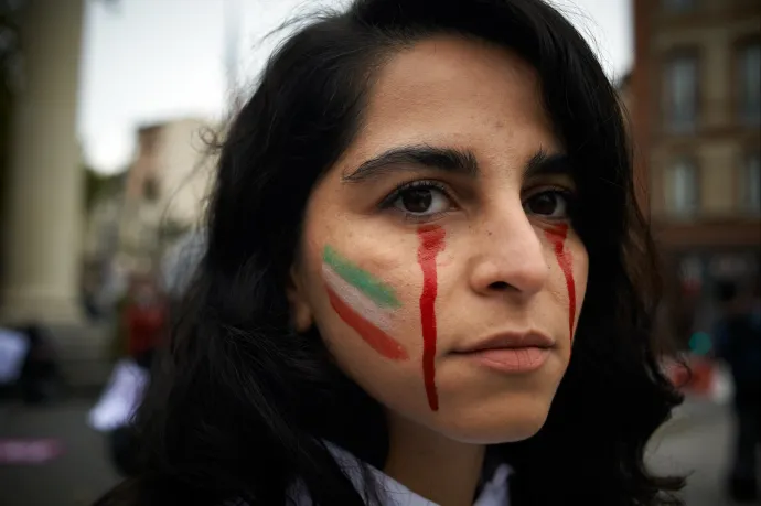 Felülvizsgálják Iránban a fejkendők viseléséről szóló törvényt