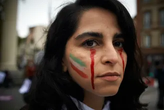 Felülvizsgálják Iránban a fejkendők viseléséről szóló törvényt