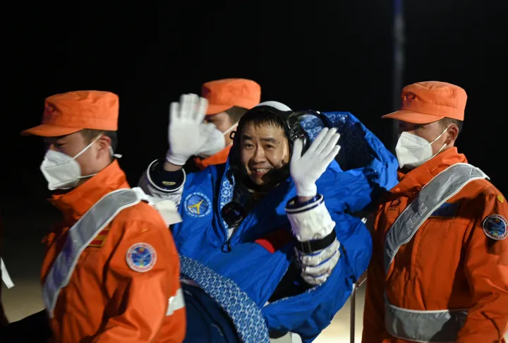 Csen Dong parancsnok a góbi-sivatagi landolás után – Fotó: Lian Zhen / Xinhua News Agency / AFP