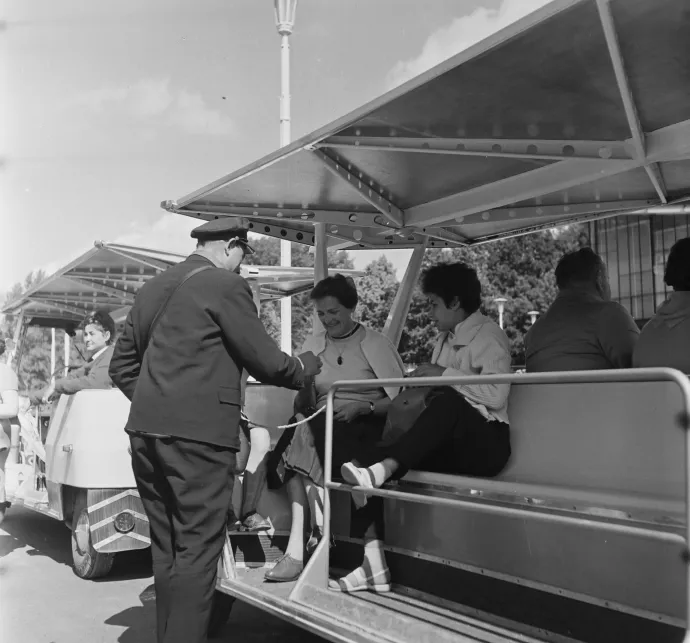 A Zamárdi és Balatonföldvár között közlekedő mikrobusz a Motel étterem előtt, 1963-ban – Fotó: Bauer Sándor / Fortepan