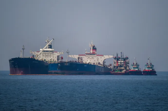 Nyersolajat szivattyúznak át az orosz lobogó alatt közlekedő Lana olajszállító tartályhajóról a libériai zászló alatt közlekedő Ice Energy olajszállító tartályhajóra a görögországi Evia szigetén lévő Karisztosz partjainál május 29-én – Fotó: Angelos Tzortzinis / AFP