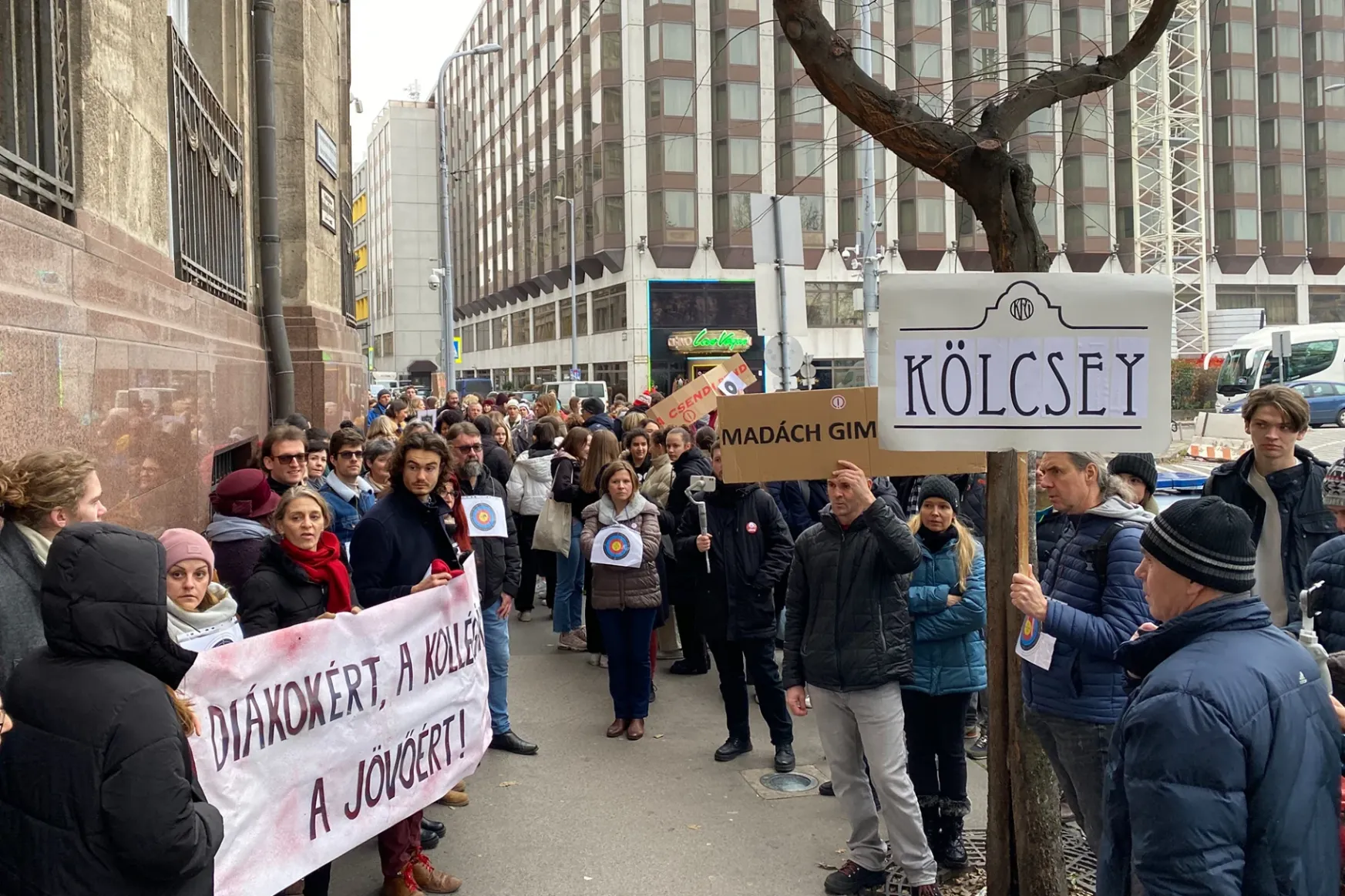 Mondjon le! – skandálták a tanárok, amikor Pintér Sándor kijött a Belügyminisztériumból