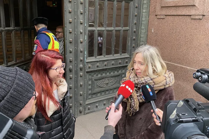 Két tanárt beengedtek, hogy átadják a levelüket – Fotó: Nagy Bálint / Telex
