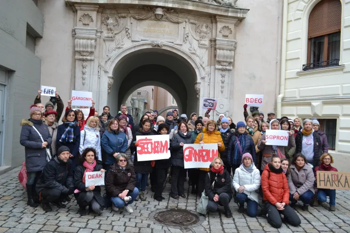 Soproni elégedetlenkedő és szolidaritást vállaló tanárok – Fotó: Nagy Márta