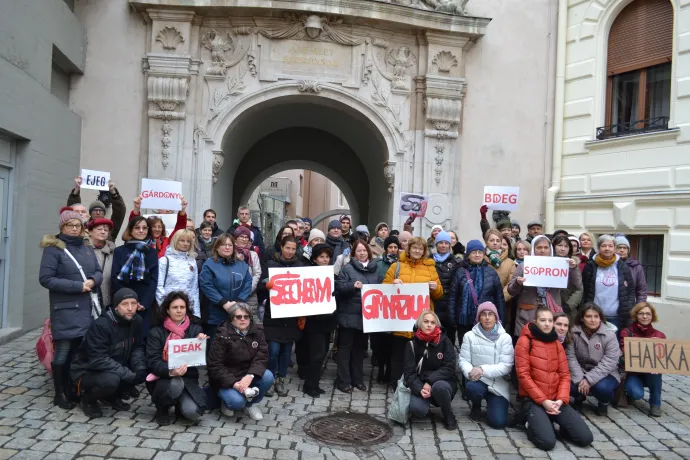 Soproni elégedetlenkedő és szolidaritást vállaló tanárok – Fotó: Nagy Márta