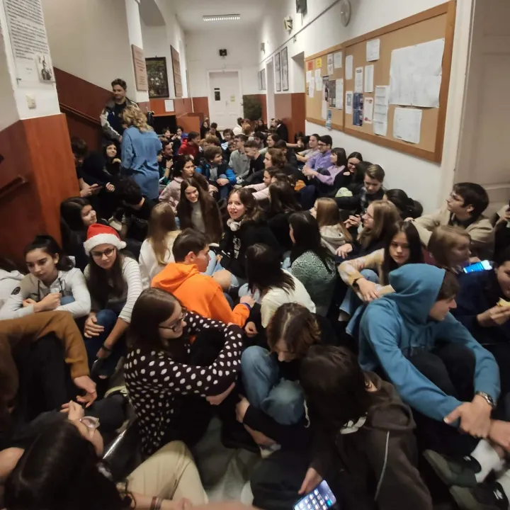 Students at Janus Pannonius High School in Pécs holding a sit-in on Monday, 5 December – Photo: students of Janus Pannonius High School