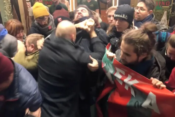 Jámbor Andrásék blokád alá vették a Tropicana kaszinót, a politikust biztonsági őr lökdöste, majd rendőrök vitték el