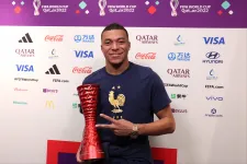 Mbappé direkt úgy fordítja a legjobbnak járó kupát, hogy a sörgyártó nevét ne lássák