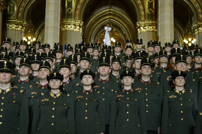 A 2013. január elsejével megalakuló Országgyűlési Őrség ünnepélyes eskütétele utáni csoportkép a Parlament főlépcsőjén 2012. december 28-án – Fotó: Beliczay László / MTI