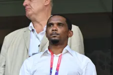 Samuel Eto'o arcon rúgott a vb-n egy szurkolót, akivel szóváltásba került