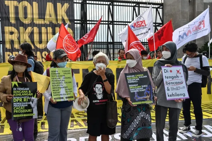 Tiltakozók az indonéz parlament előtt Jakartában 2022. december 5-én – Fotó: Adek Berry / AFP