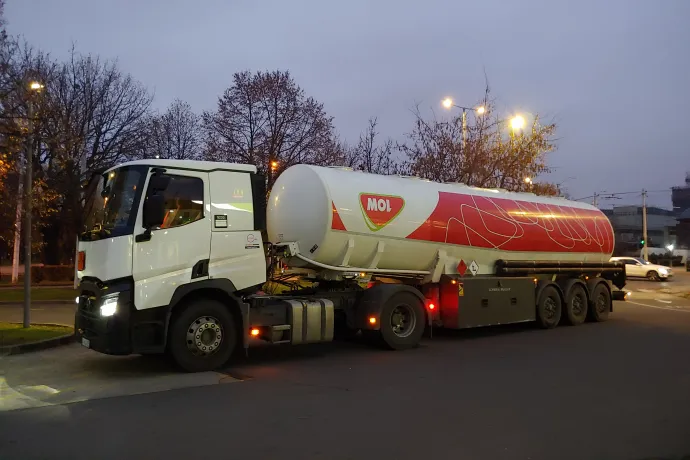 Üzemanyagot szállító tartálykocsi érkezik egy budapesti Mol-töltőállomásra 2022. december 6-án este – Fotó: Zách Dániel / Telex