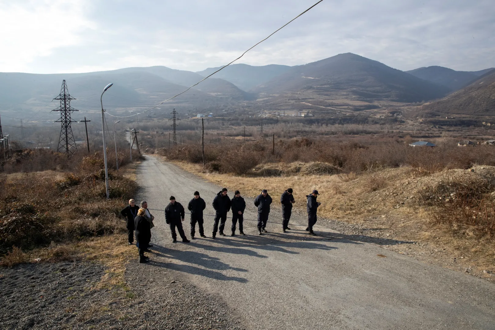 Grúz rendőrök sorfalat állnak egy Dél-Oszétiát Grúziával összekötő úton 2019. december 15-én – Fotó: Daro Sulakauri / Reuters