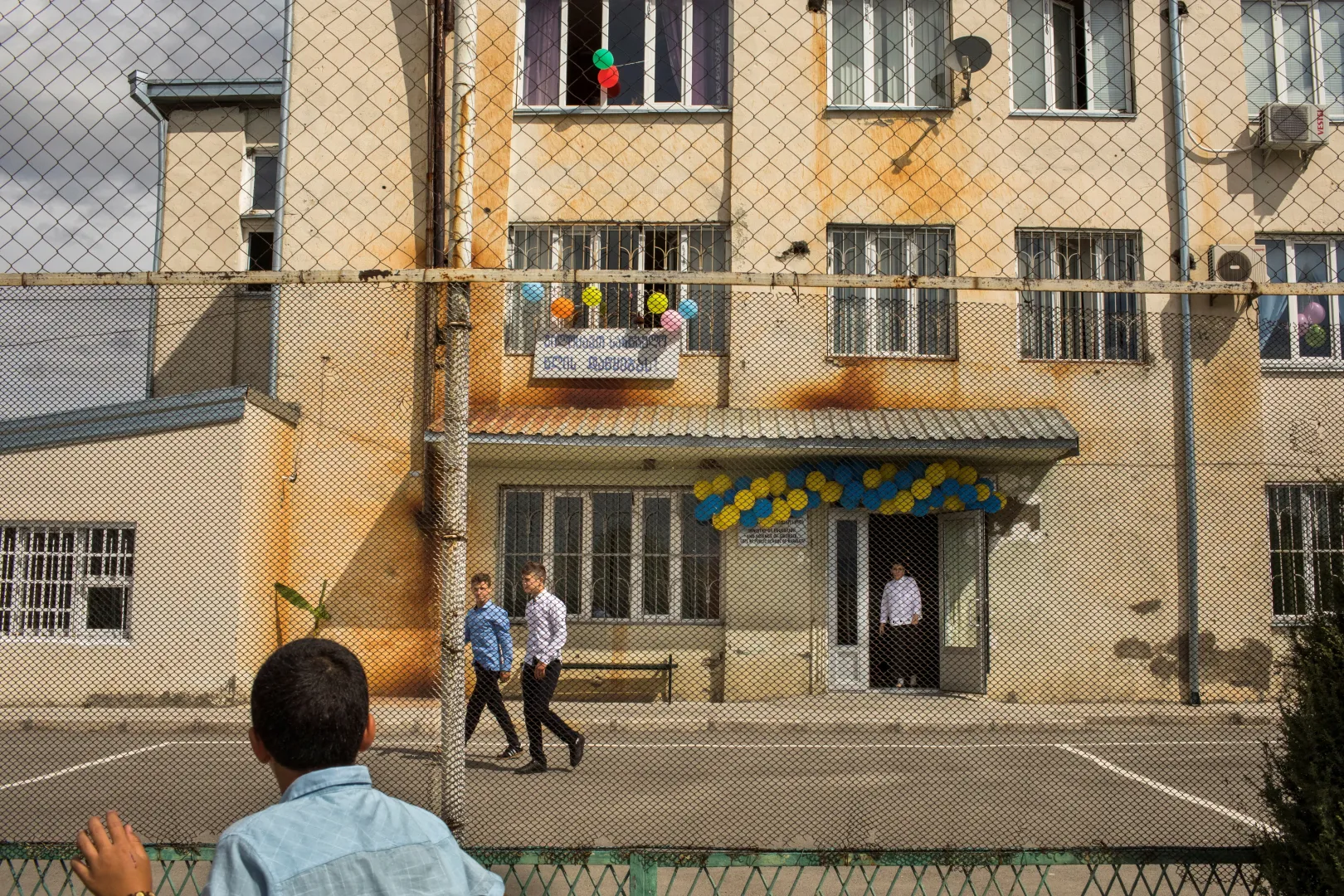 Iskola a Dél-Oszétiát Grúziától elválasztó határ mellett – Fotó: Daro Sulakauri / Reuters