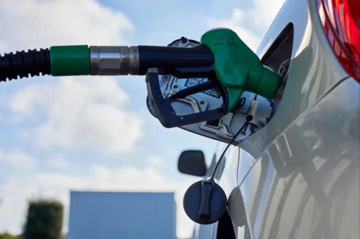 Kilencezer liter benzint adott el illegálisan piaci ár helyett hatósági áron egy benzinkutas, őrizetbe vették