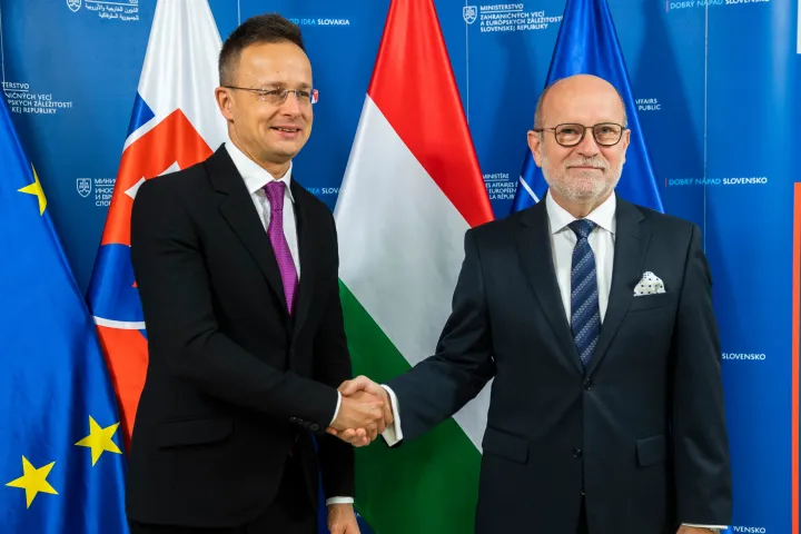 A szlovák külügyminiszternek le kellett hajtania egy pohár gint, amikor meghallotta, kivel találkozott Szijjártó