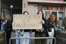 Pert nyert a PDSZ, ki kell fizetni a tanárok túlórázását