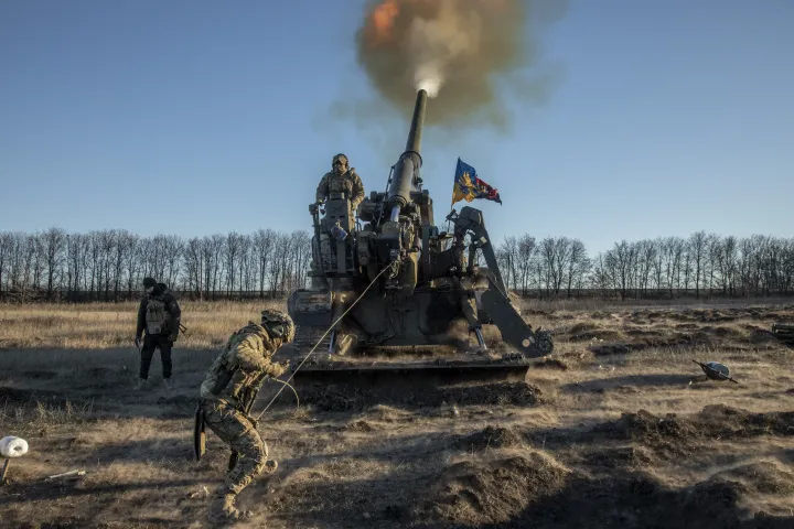 Ukrán katonák lőnek a donbaszi frontvonalánál 2022. december 5-én – Fotó: Narciso Contreras / Anadolu Agency / Getty Images