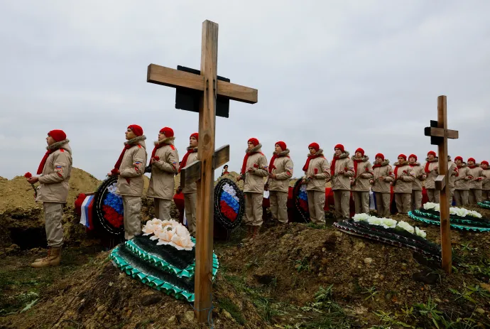 Oroszpárti katonák temetése Luhanszk egyik temetőjében 2022. november 11-én – Fotó: Alexander Ermochenko / Reuters