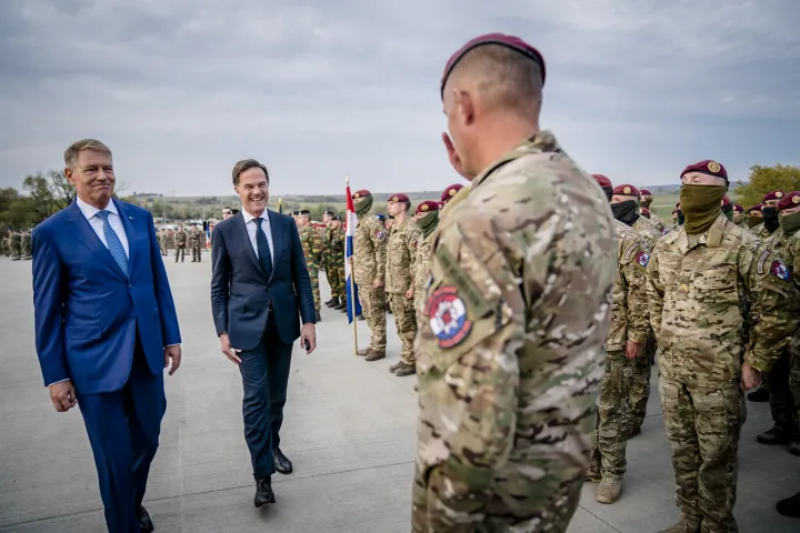 Mark Rutte holland miniszterelnök és Klaus Johannis államfő egy romániai katonai bázison, ahol holland katonák állomásoznak. Az államfők többek között a Hollandia és Románia közötti katonai együttműködésről tárgyaltak – Fotó: Bart Maat / AFP