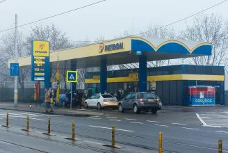 Miközben Magyarország üzemanyaghiánnyal küzd, Romániában masszívan csökkent a benzin ára