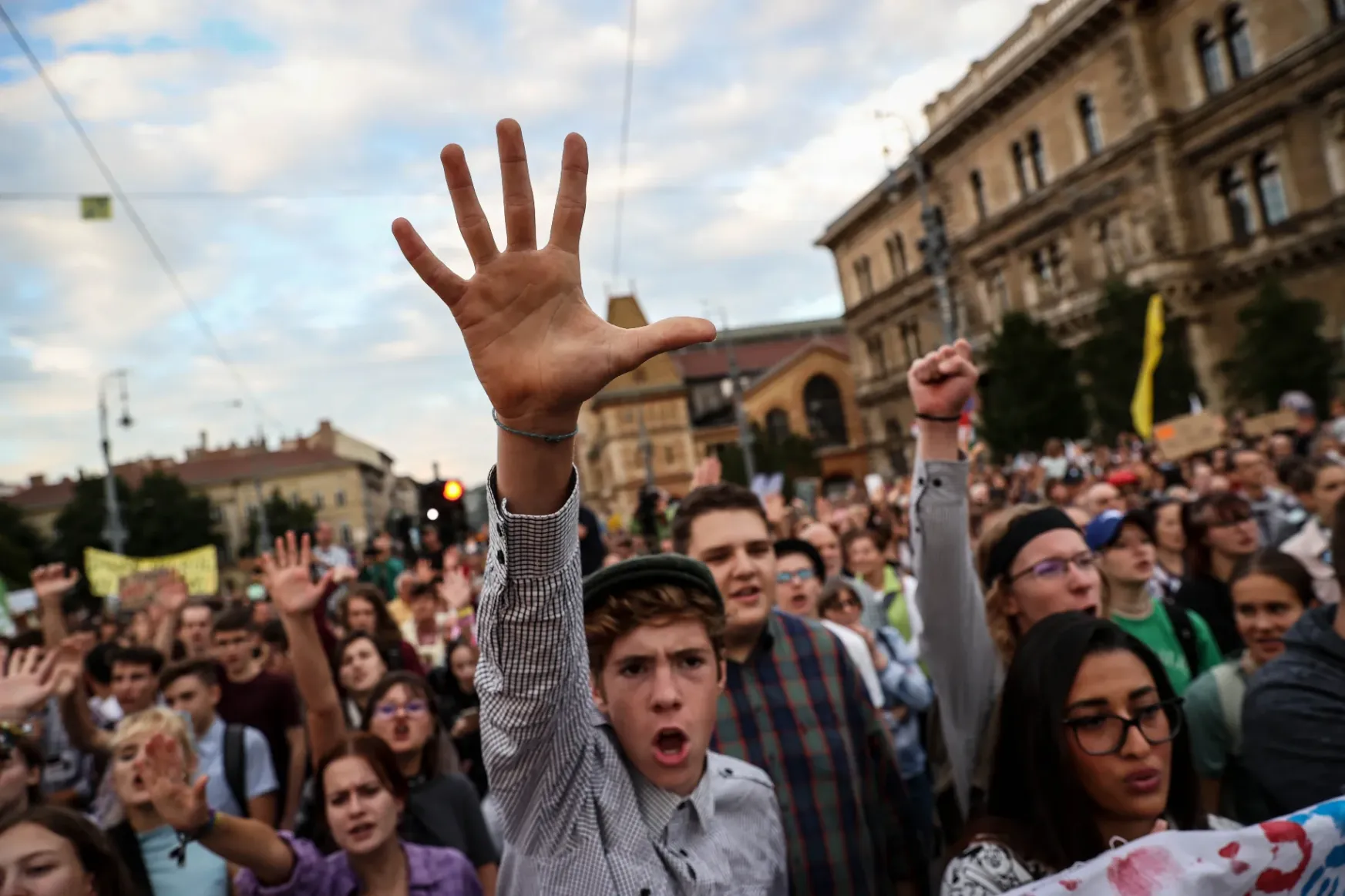 Forgalomkorlátozás, sorfal Orbán Viktornak, ülősztrájk – csütörtökön ismét tüntetnek a tanárokért