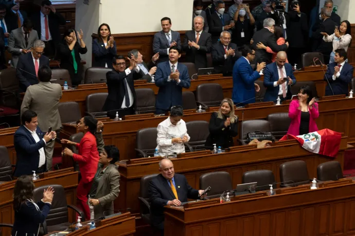 Megbuktatták Peru elnökét, aki megpróbálta feloszlatni a kongresszust, végül rendőrök vitték el