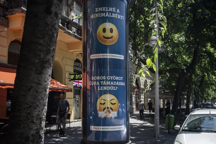 Az emojikkal hirdető plakátok Budapesten 2021. július 7-én – Fotó: Bődey János / Telex