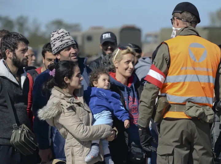 Menekültek a magyar-osztrák határnál – Fotó: Artur Widak /NurPhoto / AFP