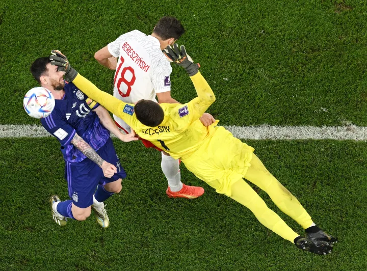 A lengyel kapus kesztyűje csattan Messi fején – Fotó: Matthias Hangst / Getty Images