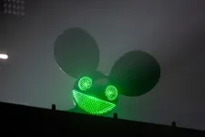 Súlyos gerincproblémákhoz vezetett deadmau5 ikonikus sisakja