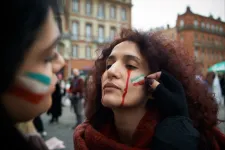 Iráni orvosok szerint a tüntető nők arcára és nemi szervére céloznak a biztonsági erők a sörétes fegyverrel