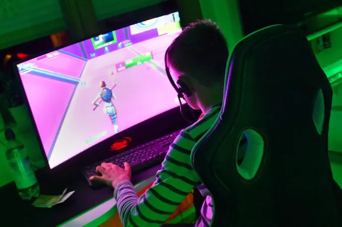 Pert indítanak kanadai szülők, mert a gyerekeik alvás helyett fortnite-oznak