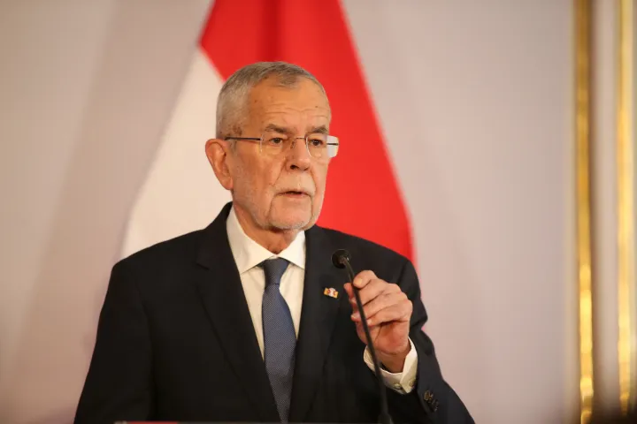 Ausztria elnöke sajnálja az osztrák kormány döntését
