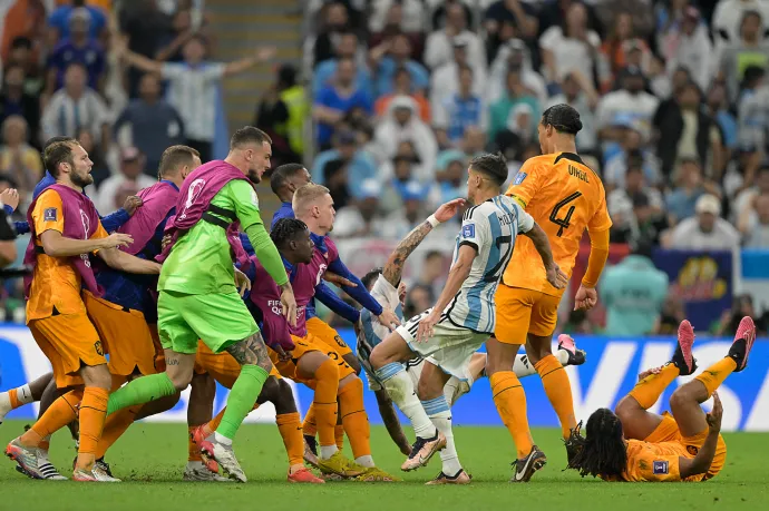 Messi beleszállt az argentin–holland negyeddöntőn vb-rekord 18 sárga lapot adó bíróba