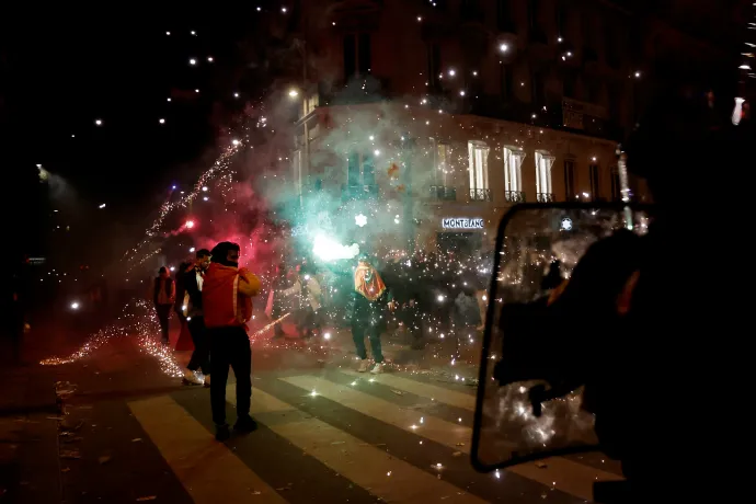 A marokkói és a francia továbbjutást ünneplő szurkolók is összecsaptak a rendőrökkel Párizsban