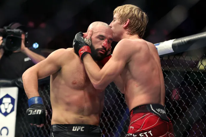 Paddy Pimblett puszival vigasztalja a csalódott Jared Gordont – Fotó: Carmen Mandato / GettyImages