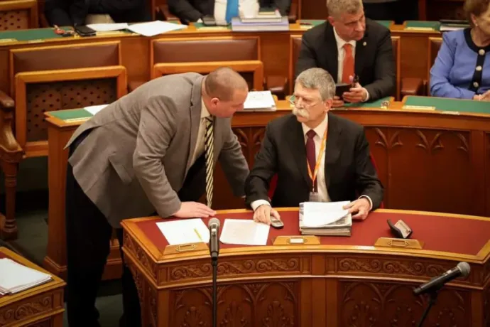 Kövér László húszéves telefont használ, rajta sem fogna a Pegasus