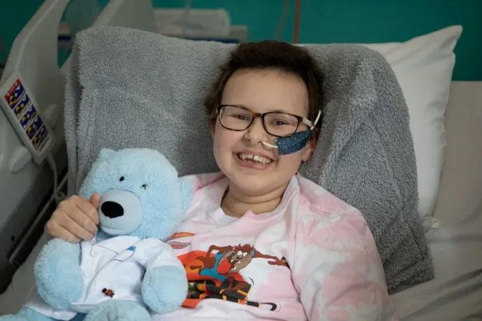 Fotó a 13 éves Alyssáról, ő a világon az első személy, akinek a leukémiáját egészséges donortól kapott, génszerkesztéssel módosított T-sejtekkel kezelték. A kép 2022 májusában készült a londoni Great Ormond Street gyermekkórházban – Fotó: Great Ormond Street Hospital for Children / AFP