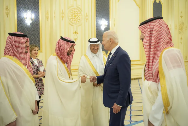 Biden amerikai elnök találkozik Mohammed bin Szalmán szaúdi koronaherceggel a szaúd-arábiai Dzsiddában lévő Alsalam királyi palotában 2022. július 15-én – Fotó: Szaúd-Arábiai Királyi Udvar / Anadolu Agency / Getty Images