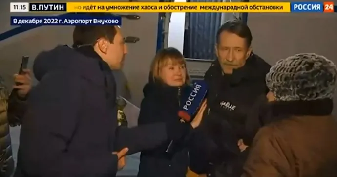 Viktor But nyilatkozik az orosz állami televízió felvételén, miután fogyolcsere során Moszkvába szállították 2022. december 8-án – Fotó: VGTRK / AFP