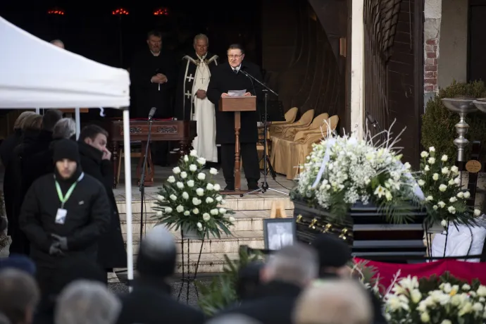 Kenderesi István mond beszédet a temetésen – Fotó: Bődey János / Telex